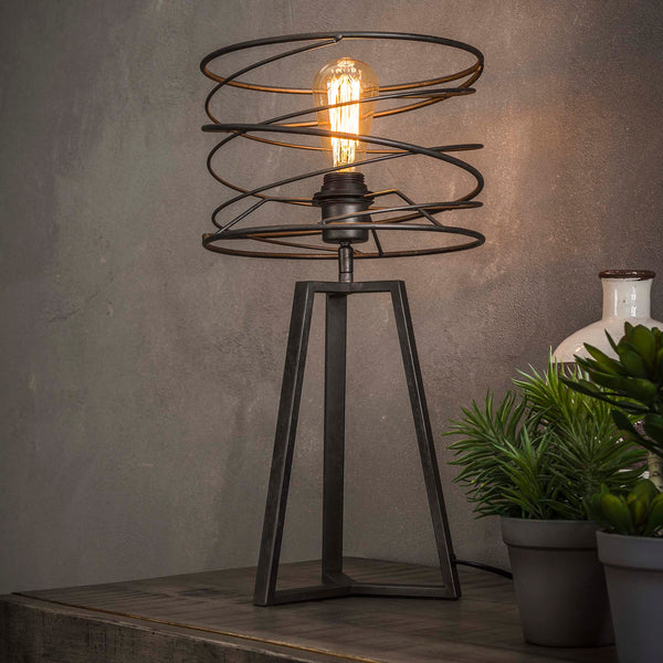 Lampe de table un abat-jour cylindrique en torsades de métal monté sur  pieds croisés en bois de style industriel rétro